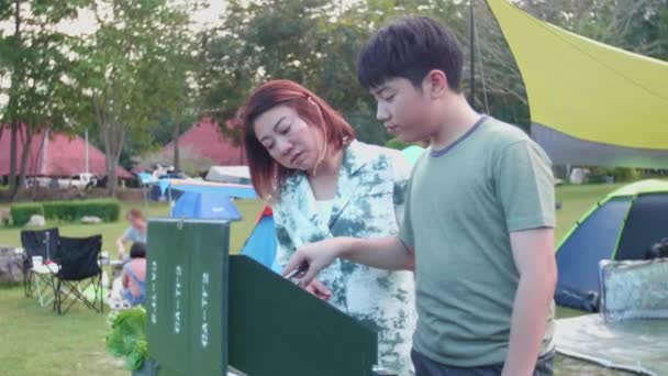 Madre Figlio Asiatici Stanno Preparando Barbecue Cena Mentre Andiamo Campeggio — Video Stock