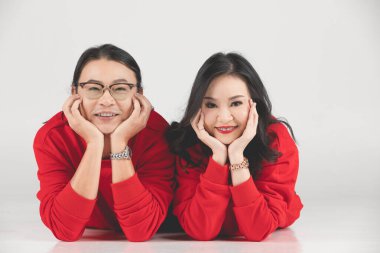 Genç Asyalı damat ve poz ve öncesi için Studio'da gülümseyen gelin