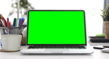 Yeşil ekranlı dizüstü bilgisayar.