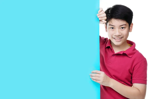 Le garçon tient un panneau vierge. adolescent garçon détient vide panneau d'affichage . — Photo