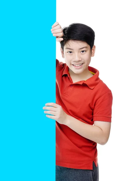 Le garçon tient un panneau vierge. adolescent garçon détient vide panneau d'affichage . — Photo
