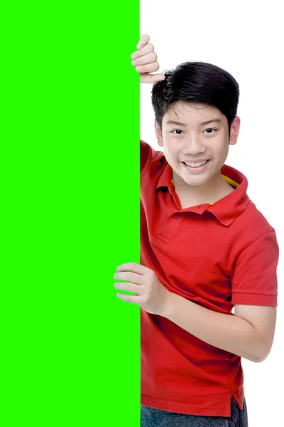 El chico sostiene un cartel en blanco. Adolescente chico sostiene vacío cartelera . —  Fotos de Stock
