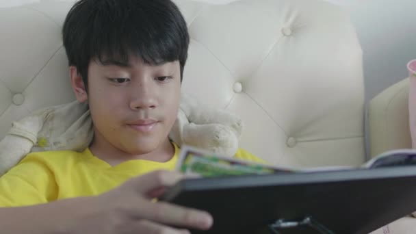 Asyalı Genç Çocuk Evde Ödevini Yapıyor — Stok video
