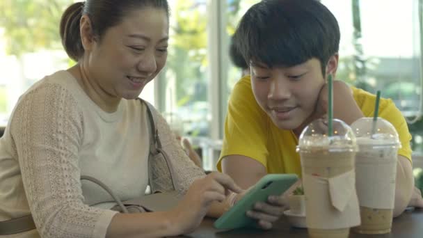 Aziatische Moeder Zoon Kijken Mobiele Telefoon Samen Met Glimlach Gezicht — Stockvideo