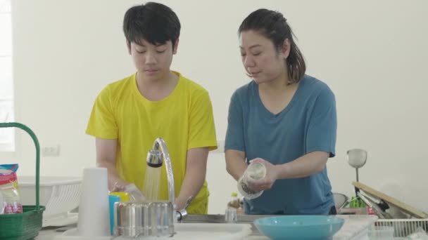 Ευτυχισμένη Οικογένεια Μητέρα Και Γιος Πιάτο Πλύσιμο Μαζί Στο Σπίτι — Αρχείο Βίντεο