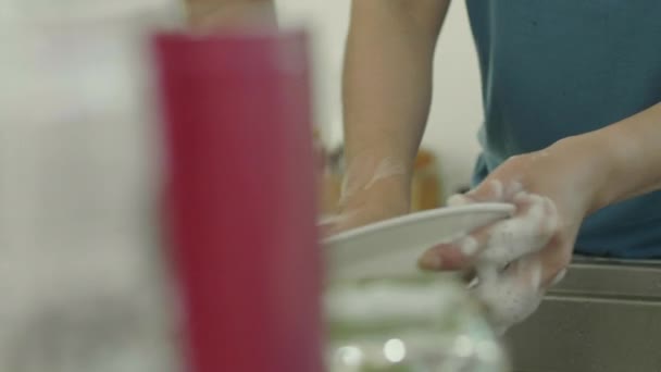 自宅で小さな手を洗う皿を閉じる — ストック動画