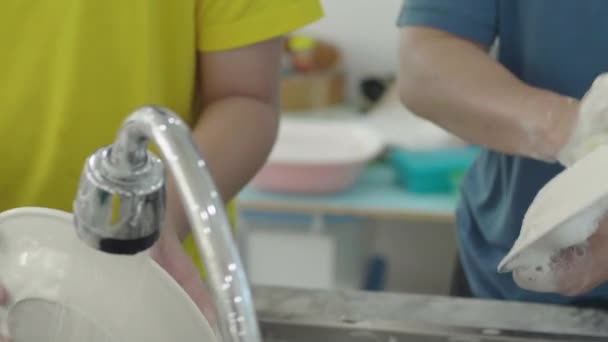 自宅で小さな手を洗う皿を閉じる — ストック動画