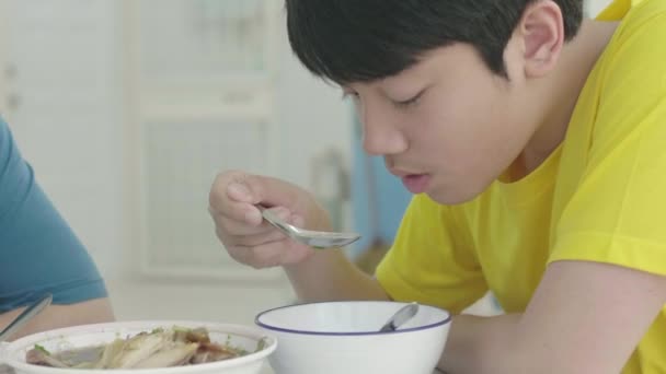 Asiatische Familienmutter Mit Sohn Hause Mittag Essen Und Hausgemachte Hühnersuppe — Stockvideo