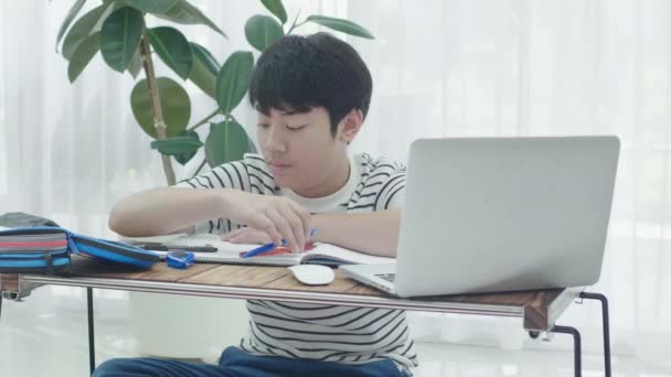 Asiatico Giovanissima Ragazzo Fare Vostro Homework Con Computer Portatile Casa — Video Stock