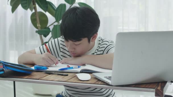 在家里用笔记本电脑做作业的亚洲少年 — 图库视频影像