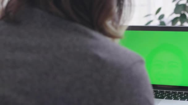 緑色の画面を見ているアジアの女性の肩のショットの上に ラップトップグリーンスクリーン 4Kドリーショットでラップトップコンピュータを使用してオフィスの人 — ストック動画