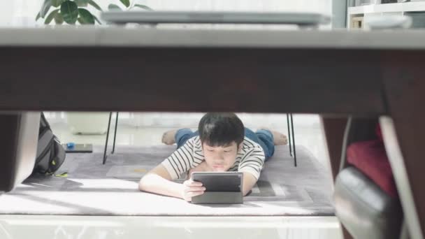 Asyalı Çocuk Tabletle Oynuyor Evde Gülümseyen Yüzüyle Tablet Üzerinde Çalışan — Stok video