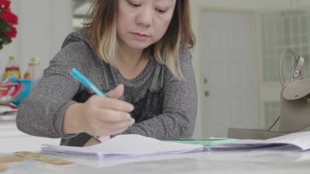 Asiatisk Kvinna Som Arbetar Med Mobiltelefon Hemma — Stockvideo
