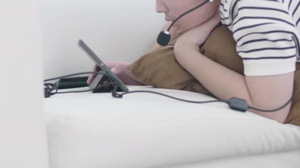 Ασιάτης Ξεκουράζεται Και Παίζει Στο Τάμπλετ Παιδί Που Εργάζεται Tablet — Αρχείο Βίντεο