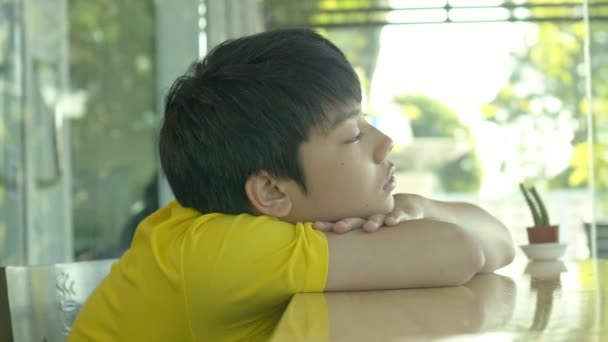 在咖啡馆里沉思沉思的少年 — 图库视频影像