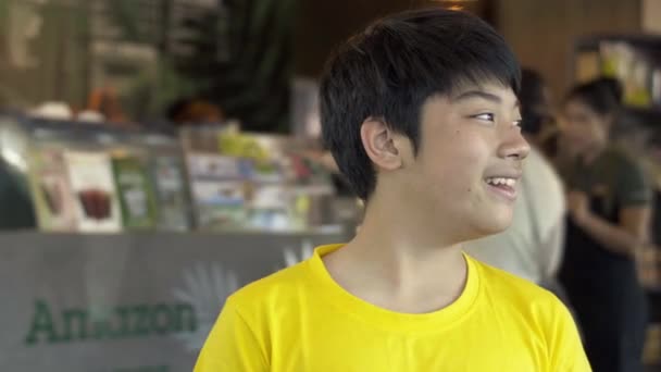Portret Van Aziatische Jongen Cafe Kijkend Naar Camera Met Glimlach — Stockvideo