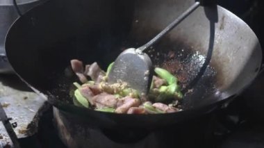 Kızartma tavasında kızartılan sarımsaklı ve biberli kıymalı domuz eti Tayland 'da sokak yemeği..