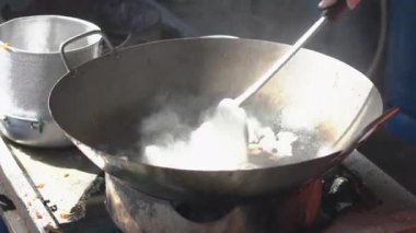Kızartma tavasında kızartılan sarımsaklı ve biberli kıymalı domuz eti Tayland 'da sokak yemeği..
