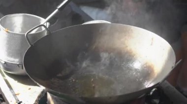 Kızartma tavasında kızartılan sarımsaklı ve biberli kıymalı domuz eti Tayland 'da sokak yemeği..