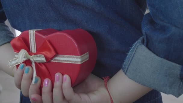 Niño Asiático Dando Regalo Madre Cámara Lenta — Vídeos de Stock