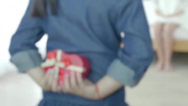 Enfant Asiatique Donnant Cadeau Mère Ralenti — Video