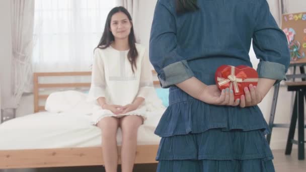Enfant Asiatique Donnant Cadeau Mère Ralenti — Video