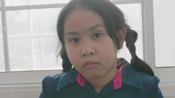 Retrato Niña Asiática Mirando Cámara Con Cara Sonrisa Casa — Vídeo de stock