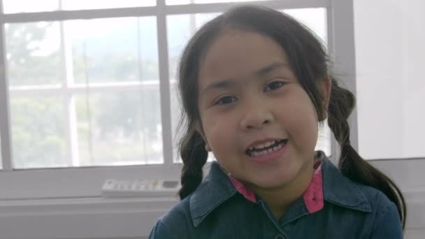Portret Azjatyckiej Dziewczynki Patrzącej Kamerę Uśmiechem Twarzy Domu — Wideo stockowe