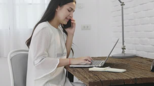 Slimme Aziatische Jonge Ondernemer Zakenvrouw Eigenaar Van Sme Online Praten — Stockvideo