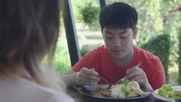 Feliz Asiático Adolescente Menino Gosta Comer Comida Com Rosto Sorriso — Vídeo de Stock