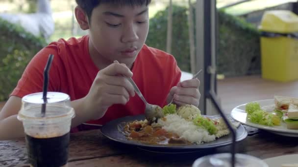 Feliz Asiático Adolescente Chico Disfrutar Comer Comida Con Sonrisa Cara — Vídeo de stock