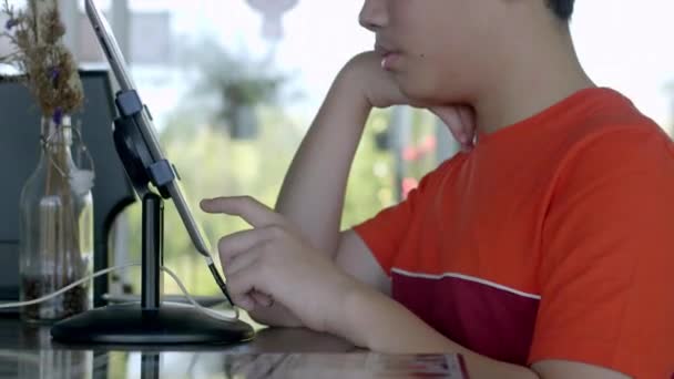 Asijský Chlapec Objednávka Potravin Pomocí Tabletu Počítače Restauraci — Stock video