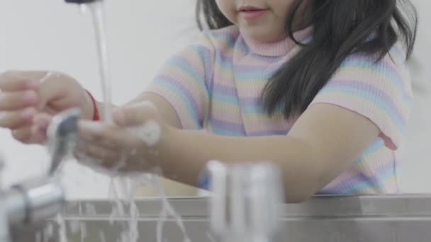 Asiatique Enfant Bonne Santé Main Des Enfants Robinet Eau Libre — Video