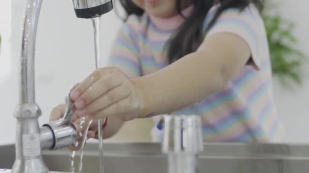 Asian Kid Saudável Mão Crianças Torneira Água Aberta Mão Limpa — Vídeo de Stock