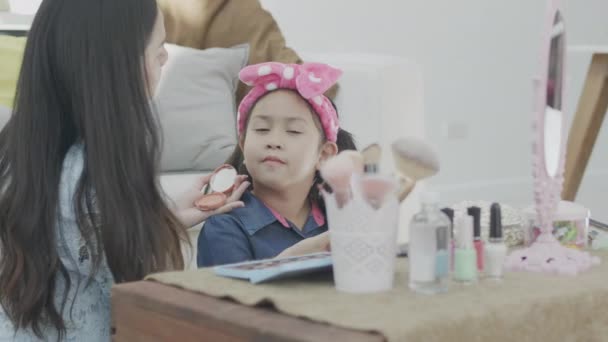 若いアジアの女性ブロガーは 化粧品を構成します 自宅のリビングルームでVlogビデオのライブストリーミングを録画するためにカメラを使用している女の子 ビジネスオンラインインフルエンサーコンセプト — ストック動画