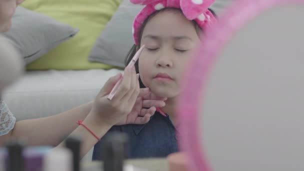 Дети Зеркала Две Сестры Занимаются Косметикой Делайте Макияж Ребенку — стоковое видео