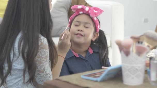 Niños Espejo Dos Hermanas Maquilladas Haga Maquillaje Hijo — Vídeos de Stock