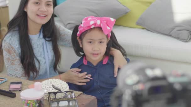 Молода Азіатська Жінка Блогер Демонструє Макіяж Косметику Дівчата Використовують Камеру — стокове відео