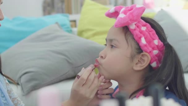 Crianças Espelho Duas Irmãs Maquilhar Fazer Maquiagem Para Seu Filho — Vídeo de Stock