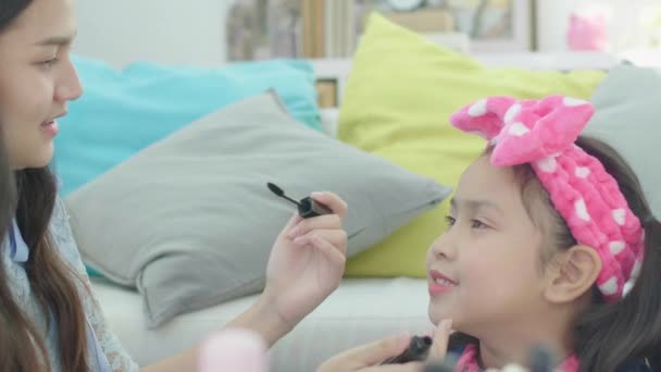 鏡の前の子供たち二人の姉妹が化粧をする 子供に化粧をして — ストック動画