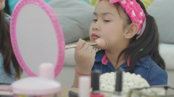 Children Mirror Two Sisters Doing Makeup Makeup Your Child — Stock Video