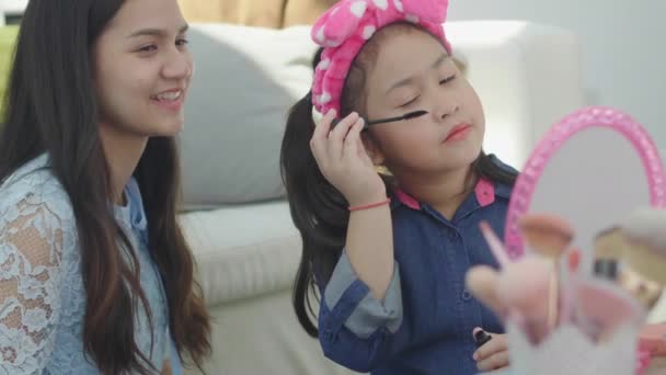 Çocuklar Aynanın Önünde Makyaj Yapan Iki Kardeş Çocuğuna Makyaj Yap — Stok video