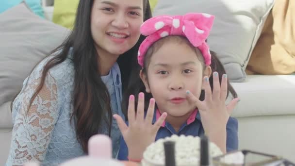 Het Kind Met Zuster Geschilderd Met Vingernagels Het Meisje Schildert — Stockvideo