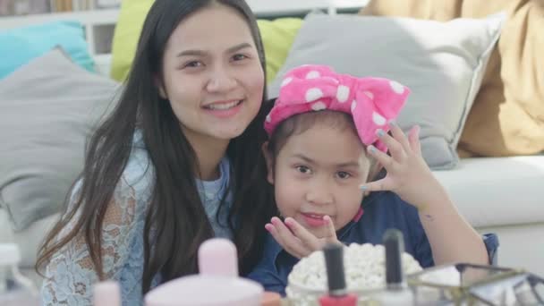 Het Kind Met Zuster Geschilderd Met Vingernagels Het Meisje Schildert — Stockvideo