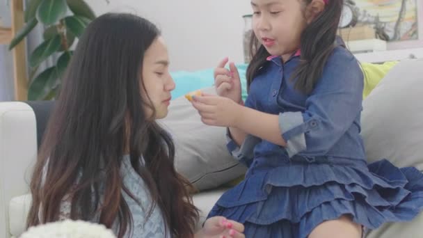 Azjatka Peeling Pomarańczowy Nakarmić Starszą Siostrę Szczęśliwą Twarzą — Wideo stockowe