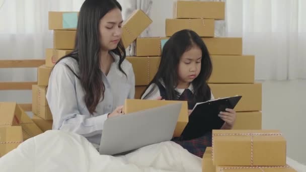 Asian Sisters Sisters Use Laptop Computer Check Products Must Sent — Stock Video