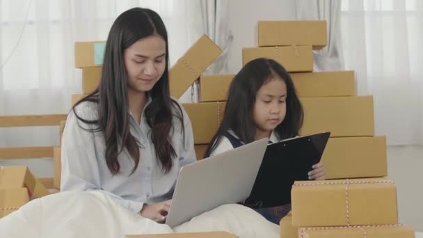 Die Asiatischen Schwestern Und Schwestern Nutzen Einen Laptop Die Produkte — Stockvideo