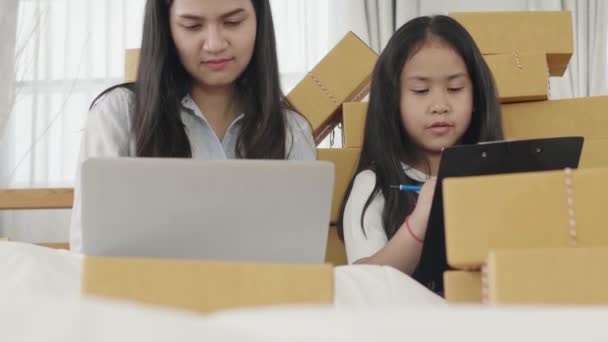 Asian Sisters Sisters Use Laptop Computer Check Products Must Sent — Stock Video