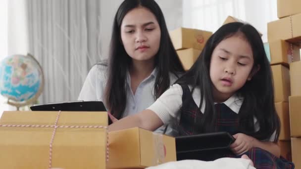 Азійські Сестри Сестри Використовують Ноутбук Щоб Перевірити Продукти Які Повинні — стокове відео