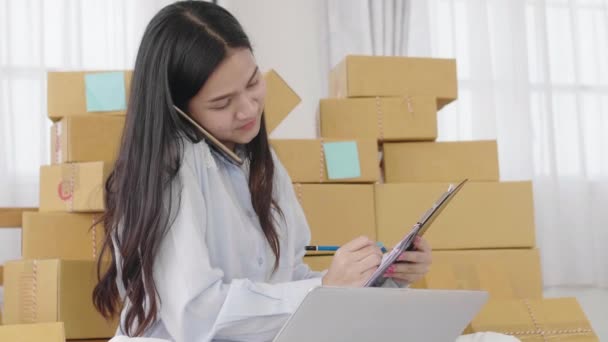 Asian Sisters Examinar Lista Artículos Que Deben Ser Entregados Los — Vídeo de stock